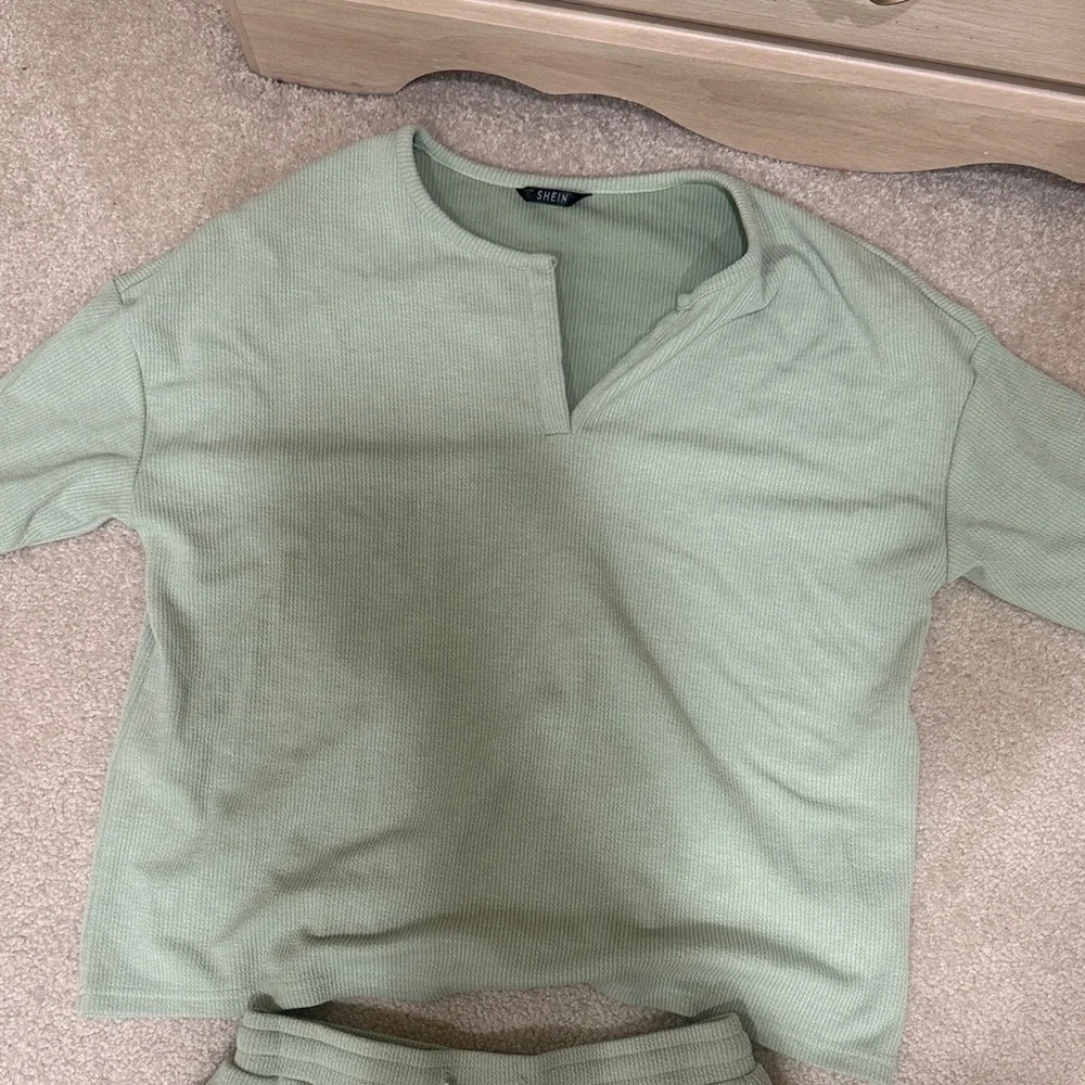 Green Short Sleeve Top and Shorts Set - Picture 3 of 5